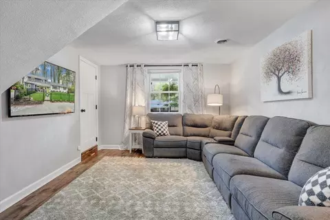 Living - 3522 Pinevale Rd, Roanoke, VA 24018 photo 8 of 8