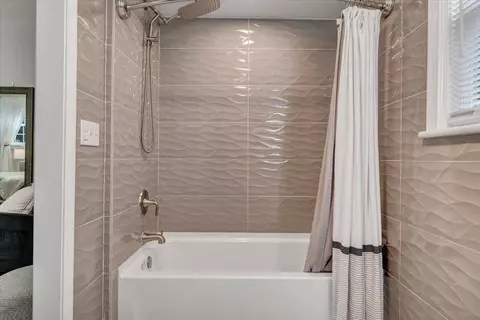 Bath - 3522 Pinevale Rd, Roanoke, VA 24018 photo 6 of 7