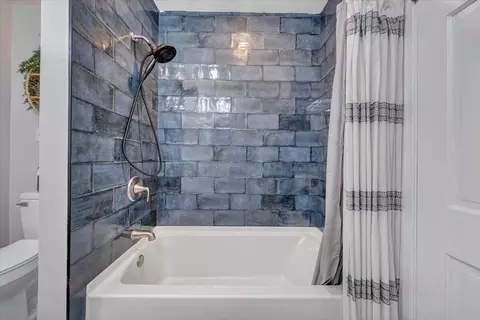Bath - 3522 Pinevale Rd, Roanoke, VA 24018 photo 3 of 7