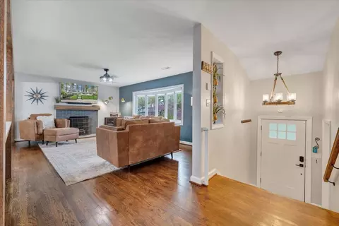 Entry Way - 3522 Pinevale Rd, Roanoke, VA 24018 photo 2 of 9