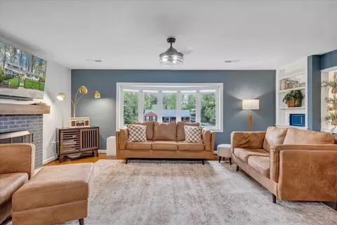 Living - 3522 Pinevale Rd, Roanoke, VA 24018 photo 4 of 8