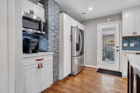 Kitchen - 3522 Pinevale Rd, Roanoke, VA 24018 photo 9 of 10