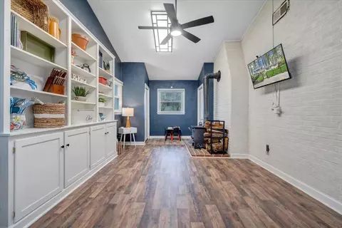 Entry Way - 3522 Pinevale Rd, Roanoke, VA 24018 photo 3 of 9