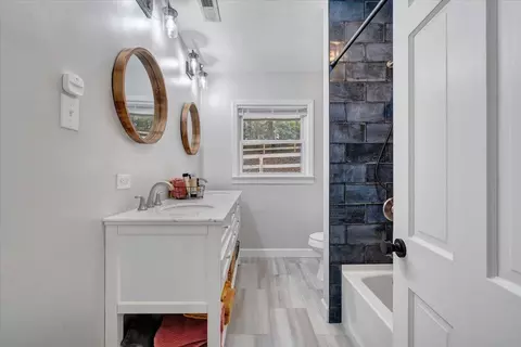 Bath - 3522 Pinevale Rd, Roanoke, VA 24018 photo 2 of 7