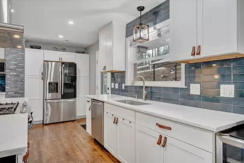 Kitchen - 3522 Pinevale Rd, Roanoke, VA 24018 photo 7 of 10