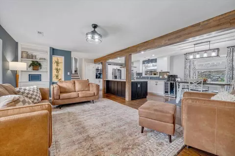 Living - 3522 Pinevale Rd, Roanoke, VA 24018 photo 7 of 8
