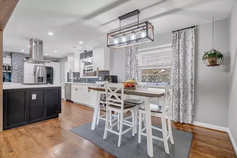 Dining - 3522 Pinevale Rd, Roanoke, VA 24018 photo 4 of 5