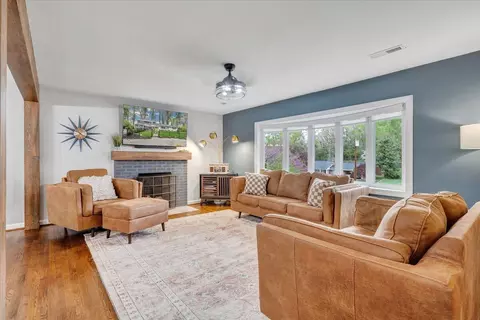 Living - 3522 Pinevale Rd, Roanoke, VA 24018 photo 1 of 8