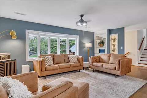 Living - 3522 Pinevale Rd, Roanoke, VA 24018 photo 5 of 8