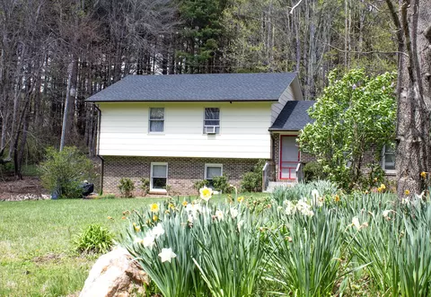 173 Evergreen Ln NW, Willis, VA 24380