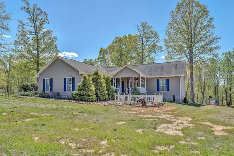 102 Cedar St, Huddleston, VA 24104