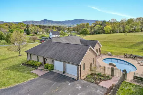 842 Paint Bank Rd, Salem, VA 24153