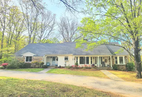 5011 Hunting Hills Dr, Roanoke, VA 24018