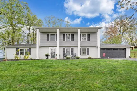 1016 Chestnut Mountain Dr, Vinton, VA 24179