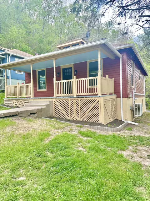 381 Roxbury St, Clifton Forge, VA 24422