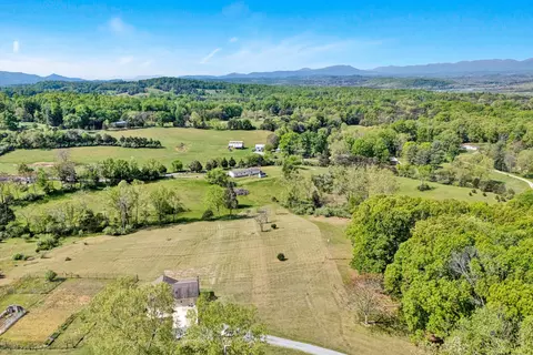 1410 Flowing Springs Rd, Buchanan, VA 24066 photo 4