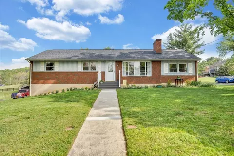 76 Lakeland Cir, Troutville, VA 24175