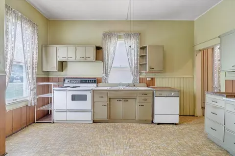 Kitchen - 616 Midland Trl, Covington, VA 24426 photo 2 of 4