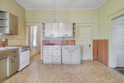 Kitchen - 616 Midland Trl, Covington, VA 24426 photo 3 of 4