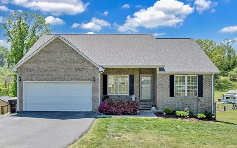 3609 Carson Rd, Roanoke, VA 24012