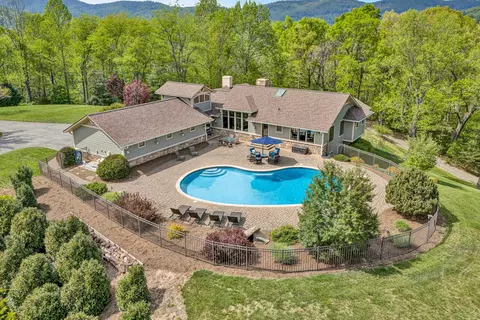 7077 Hollyberry Rd, Roanoke, VA 24018