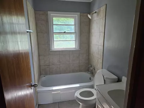 Bath - 2108 Wayne St NE, Roanoke, VA 24012 photo 1 of 1