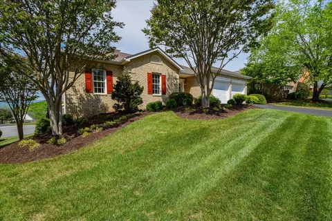 3837 Parkway Place Dr, Roanoke, VA 24018