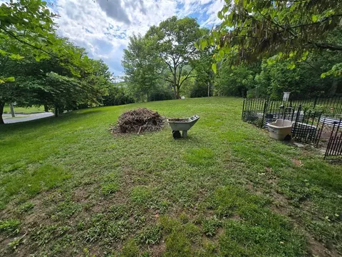 Exterior - 322 2nd St, Buchanan, VA 24066 photo 4 of 5