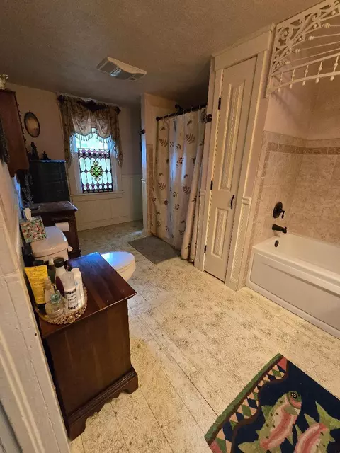 Bath - 322 2nd St, Buchanan, VA 24066 photo 1 of 2