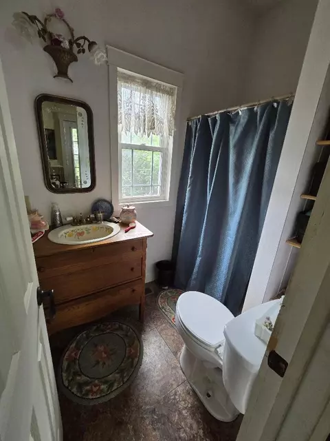 Bath - 322 2nd St, Buchanan, VA 24066 photo 2 of 2