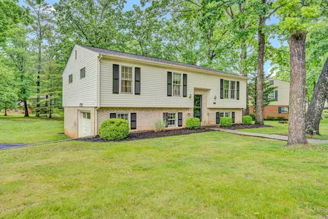 2749 White Pelican Ln, Roanoke, VA 24018