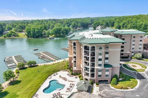 100 Bridgewater Pointe Pl #201, Moneta, VA 24121