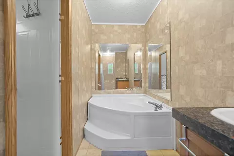 Bath - 1606 Dunbrack Cir, Covington, VA 24426 photo 3 of 4