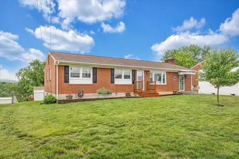 1567 S Pacific Dr, Vinton, VA 24179