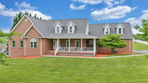 64 Doe Dr, Roanoke, VA 24012