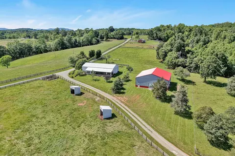 135 Holyfield Ln, Moneta, VA 24121