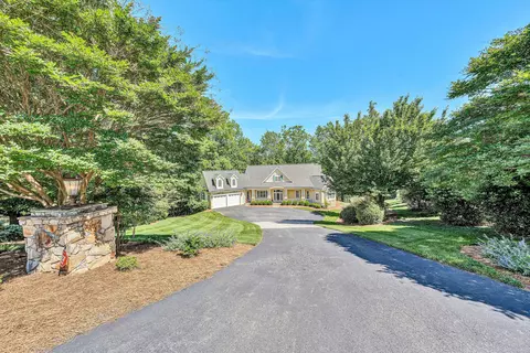 141 S View Cir, Penhook, VA 24137