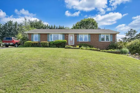 8137 Hunters Trl, Roanoke, VA 24019