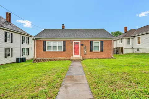 130 W Augusta Ave, Vinton, VA 24179