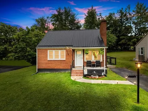 1202 Newbern Rd NE, Pulaski, VA 24301