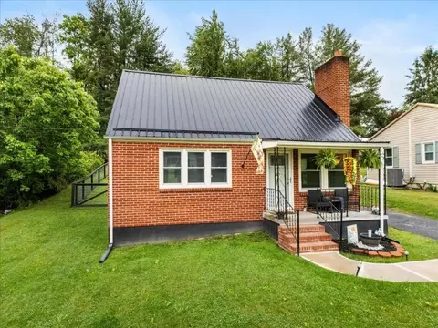 1202 Newbern Rd NE, Pulaski, VA 24301 photo 3