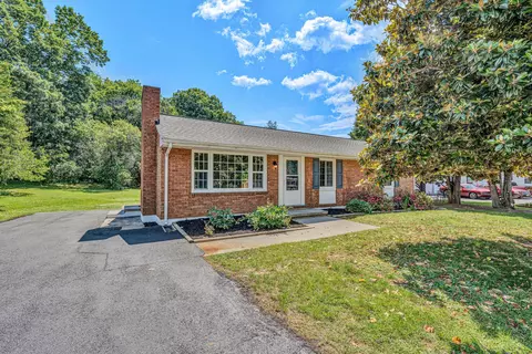 4566 Girard Dr, Roanoke, VA 24018