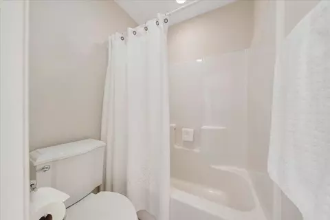 Bath - 72 Pine Crest Cir, Moneta, VA 24121 photo 3 of 8