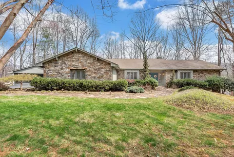 4921 Hunting Hills Dr, Roanoke, VA 24018