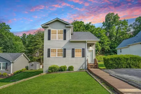 715 N Stonewall St, Salem, VA 24153