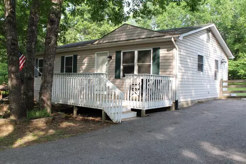 8728 Bradshaw Rd, Salem, VA 24153