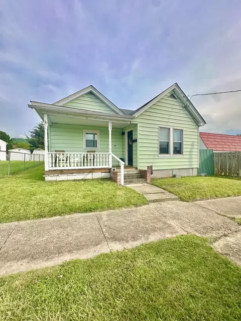 305 E Pine St, Covington, VA 24426