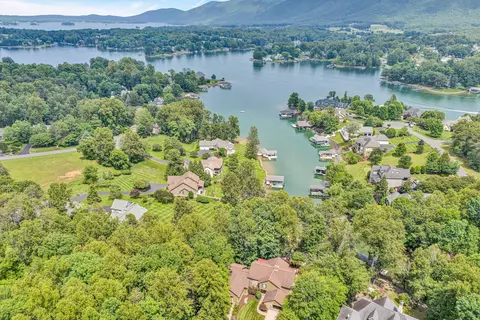View/Area - 200 Fairway Dr, Penhook, VA 24137 photo 2 of 5