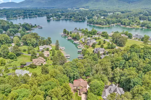 View/Area - 200 Fairway Dr, Penhook, VA 24137 photo 3 of 5