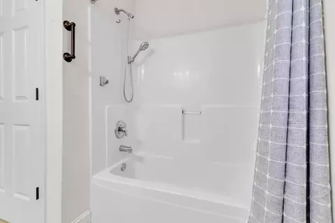 Bath - 1524 19th St NE, Roanoke, VA 24012 photo 1 of 2